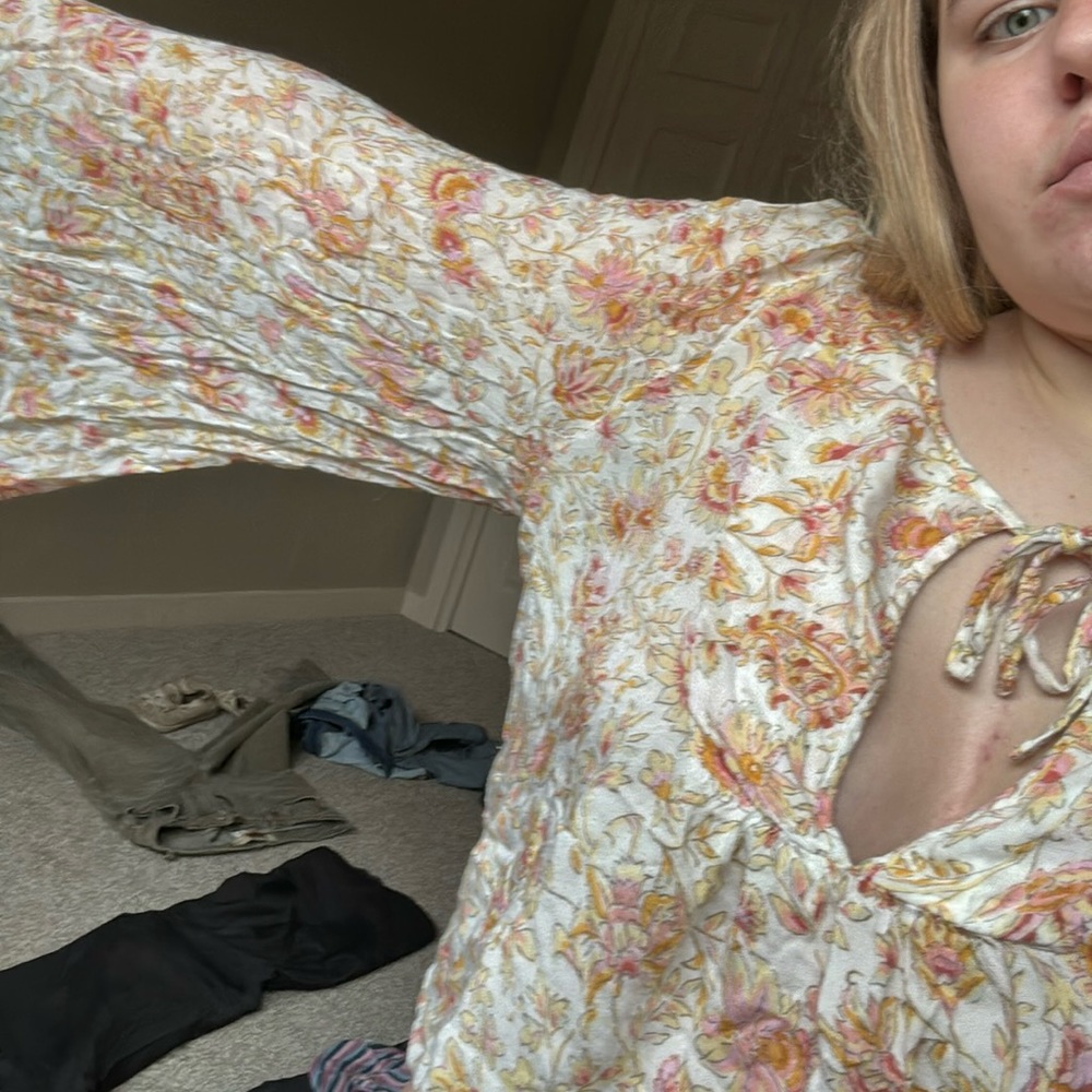 Flowy blouse with tie in front